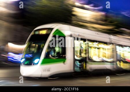 Tramway public Alstom de nuit à grande vitesse à Nantes, Loire-Atlantique, France. Banque D'Images