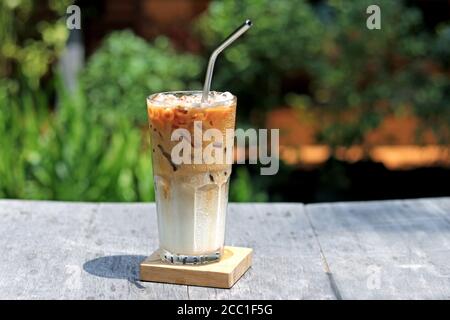 Café macchiato au caramel glacé avec paille en acier inoxydable pour boisson. Concept pour réduire la pollution plastique et soutenir les produits écologiques. Banque D'Images