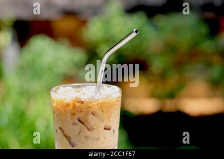 Café macchiato au caramel glacé avec paille en acier inoxydable pour boisson. Concept pour réduire la pollution plastique et soutenir les produits écologiques. Banque D'Images