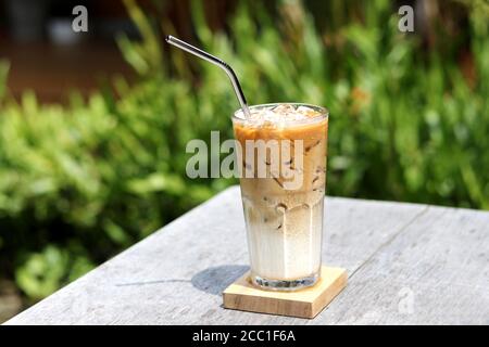 Café macchiato au caramel glacé avec paille en acier inoxydable pour boisson. Concept pour réduire la pollution plastique et soutenir les produits écologiques. Banque D'Images