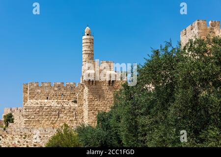 Vue sur la célèbre Tour de David sous un ciel bleu dans la vieille ville de Jérusalem, Israël. Banque D'Images