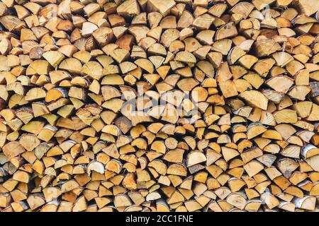 Pile de bois séché prêt pour la cheminée Banque D'Images