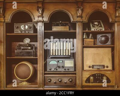 Image sépia d'une ancienne radio dans un meuble en bois Banque D'Images