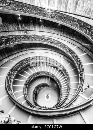 CITÉ DU VATICAN - 07 MAI 2018 : escalier en colimaçon dans les musées du Vatican, Cité du Vatican. Image en noir et blanc. Banque D'Images