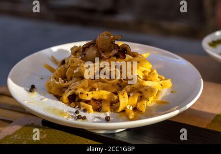 Tagliatelle italien fait main à la carbonara Banque D'Images