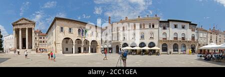 panorama, place du marché avec Temple d'Auguste et hôtel de ville, Pula, Istrie, Croatie Banque D'Images