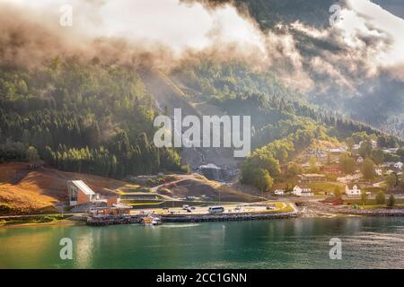 La Norvège, la station de tramway aérien Skylift Loen dans Stryn. Le téléphérique monte au sommet du mont Hoven, au-dessus du fjord fjord Banque D'Images