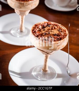 tiramisu de dessert italien dans un élégant verre à cocktail, le concept de vie douce, de luxe, de la nourriture délicieuse Banque D'Images