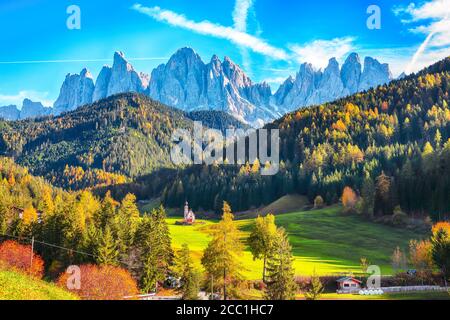 Paysages captivants dans les Dolomites avec la chapelle Saint-Jean de Ranui. Emplacement : village de Santa Maddalena, Val di Funes, Trentin-Haut-Adige, Dolomites Banque D'Images