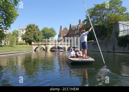 Cambridge, Royaume-Uni 31 juillet 2020: Punting le long du dos des collèges sur la rivière Cam à Cambridge Banque D'Images