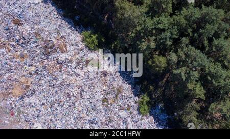 Vue panoramique sur la catastrophe écologique, décharge de déchets à la frontière avec la forêt Banque D'Images