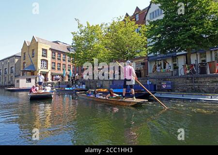 Cambridge, Royaume-Uni 31 juillet 2020: Punting le long du dos des collèges sur la rivière Cam à Cambridge Banque D'Images