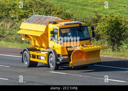 épandeurs de sel de capacité 9m3 avec chasse-neige et châssis DAF véhicules d'entretien des routes d'hiver; conducteurs de véhicules à lame E-Plough et ce-Plough à lame en polyéthylène moulée à montage DIN. Chasse-neige Heavy Duty à lame droite sur l'autoroute M61, Royaume-Uni Banque D'Images