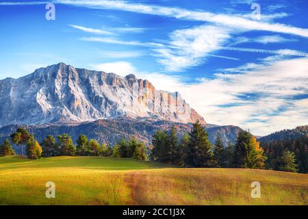 Scène automnale colorée dans les Dolomites près de Santa maddalena. Lieu: Trentin-Haut-Adige, Dolomites, Italie, Europe Banque D'Images