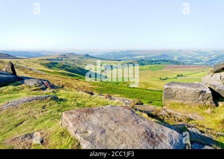 Depuis le sommet de Stanage Edge, à travers le paysage du Derbyshire au soleil du matin Banque D'Images