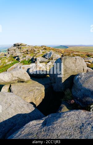 Suivez la ligne de crête à travers le sommet de Stanage Edge sous le soleil de l'été matin dans le Peak District Banque D'Images