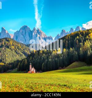 Paysages captivants dans les Dolomites avec la chapelle Saint-Jean de Ranui. Emplacement : village de Santa Maddalena, Val di Funes, Trentin-Haut-Adige, Dolomites Banque D'Images