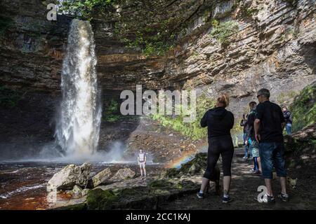 Les touristes prenant des photos à Hardraw Force, à Wensleydale, dans le parc national de Yorkshire Dales, en Angleterre Banque D'Images