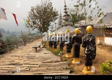 Statue de Bouddha avec pont de bambou su Tong PAE pour l'étranger Voyageurs les gens thaïlandais Voyage visite et respect prier à Phu Sa Ma temple de Ban Kung Mai sa Banque D'Images