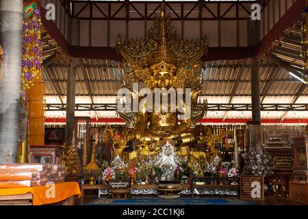 Su Tong PAE bouddha doré pour les voyageurs étrangers thaïlandais Visite de voyage et respect priant dans le temple de Phu sa Ma Du village de Ban Kung Mai Sak à Pai ci Banque D'Images