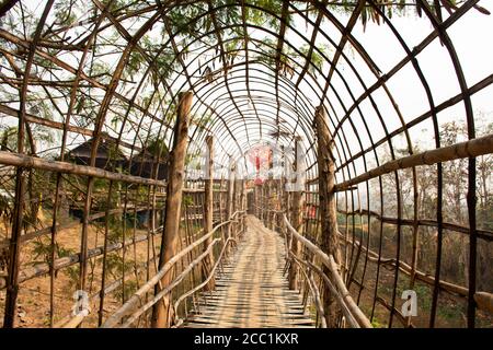 Su Tong PAE pont en bois de bambou de Wat Phu sa Ma temple pour les gens thaïlandais et les voyageurs étrangers visite Alors que PM 2.5 poussière situation à Ban Kung Mai Banque D'Images