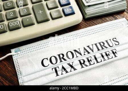 Mots d'allégement fiscal du coronavirus sur le masque médical. Banque D'Images
