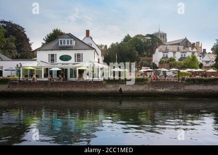 Hôtel Beccles, vue sur la terrasse au bord de la rivière de l'hôtel Waveney House du XVIe siècle à Beccles, Suffolk, East Anglia, Angleterre, Royaume-Uni Banque D'Images