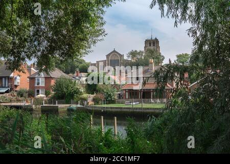 Beccles Suffolk, Royaume-Uni, vue sur la rivière Waveney en été de la ville de marché de Beccles à Suffolk, East Anglia, Angleterre, Royaume-Uni Banque D'Images