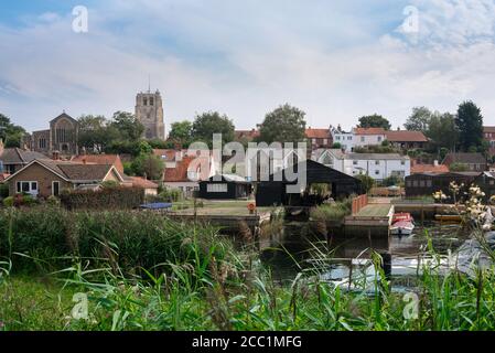 Beccles Town, vue sur la rivière Waveney en été de la ville de marché de Beccles dans le Suffolk, East Anglia, Angleterre, Royaume-Uni Banque D'Images