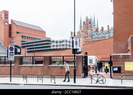 La British Library, ouverte à nouveau aux lecteurs pré-réservés seulement après le verrouillage du coronavirus, Euston Road, Londres, Royaume-Uni Banque D'Images