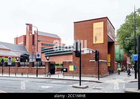 La British Library, ouverte à nouveau aux lecteurs pré-réservés seulement après le verrouillage du coronavirus, Euston Road, Londres, Royaume-Uni Banque D'Images