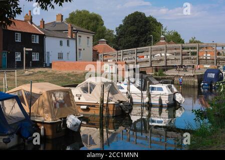 Beccles Suffolk Royaume-Uni, vue en été des bateaux de loisirs amarrés sur la rivière Waveney à Beccles, Suffolk, East Anglia, Angleterre, Royaume-Uni Banque D'Images