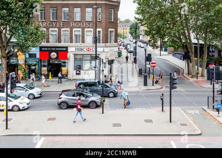 Circulation et piétons sur Euston Road, Argyle Street en face, Londres, Royaume-Uni Banque D'Images