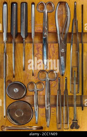 Ancien coffret en bois de médecin avec un ensemble d'instruments chirurgicaux Banque D'Images