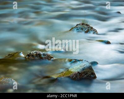 Cours d'eau fluide entre les rochers dans les montagnes. Banque D'Images