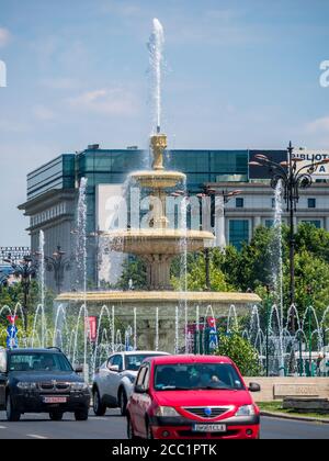 Bucarest/Roumanie - 07.25.2020: Grande fonderie d'eau à la place Unirii, Bucarest. Circulation automobile dans le centre de Bucarest Banque D'Images