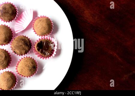 Brigadeiro, un bonbon brésilien traditionnel fait de chocolat, de lait condensé et de poudre de cacao. Banque D'Images