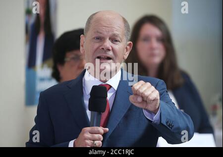 17 août 2020, Rhénanie-du-Nord-Westphalie, Würselen: OLAF Scholz (SPD), vice-chancelier et ministre fédéral des Finances et candidat désigné pour le chancelier, prend la parole lors d'une campagne électorale pour les élections locales en Rhénanie-du-Nord-Westphalie 2020. Photo: Oliver Berg/dpa Banque D'Images