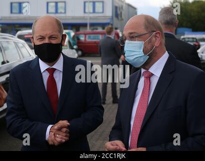 17 août 2020, Rhénanie-du-Nord-Westphalie, Würselen: OLAF Scholz (SPD, l), vice-chancelier, ministre fédéral des Finances et candidat désigné pour le chancelier, et Martin Schulz, ancien candidat pour le chancelier du SPD, viennent à un événement de campagne pour les élections locales en Rhénanie-du-Nord-Westphalie 2020. Photo: Oliver Berg/dpa Banque D'Images