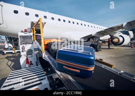 Préparation avant le vol. Chargement de bagages à l'aéroport. Banque D'Images