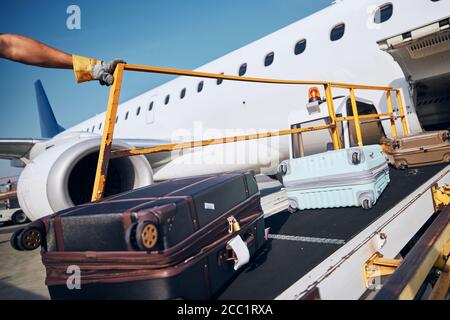 Préparation avant le vol. Chargement de bagages à l'aéroport. Banque D'Images