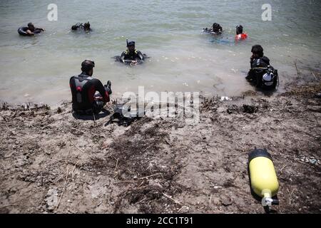 Idlib, Syrie. 17 août 2020. Des membres et des volontaires de la défense civile syrienne, également connus sous le nom de casques blancs, participent à une séance de plongée sous-marine dans un lac d'Idlib. Les casques blancs sont en train de former leurs bénévoles sur les compétences de sauvetage en eau pour préparer une équipe de plongeurs d'urgence à aider dans les opérations de recherche et de sauvetage pour les cas de noyade. Credit: Aras Alkharboutli/dpa/Alamy Live News Banque D'Images