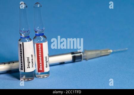 Dose de dexaméthasone, écrire en portugais, sur fond bleu. Médicaments contre les maladies pulmonaires, les allergies et aussi dans les tests contre COVID Banque D'Images