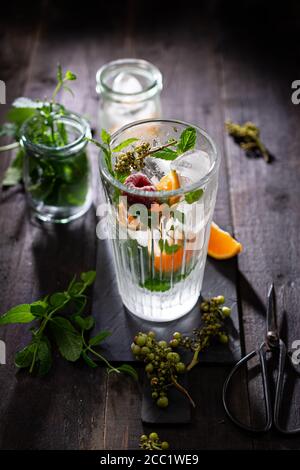 Boisson fraîche à la menthe, aux fruits et à la glace.délicieux aliments et bonbons.Table en bois. Banque D'Images