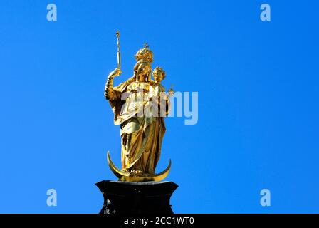 Germany, Bavaria, Munich, statue de vierge Marie against sky Banque D'Images