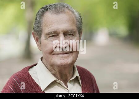 Allemagne, Cologne, Portrait of senior man in park, Close up Banque D'Images