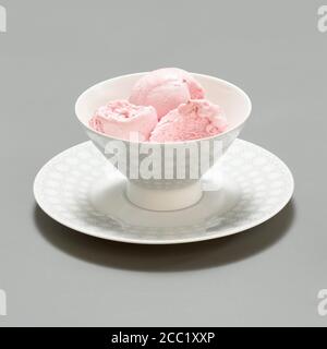 Trois boules de glace à la fraise, close-up Banque D'Images