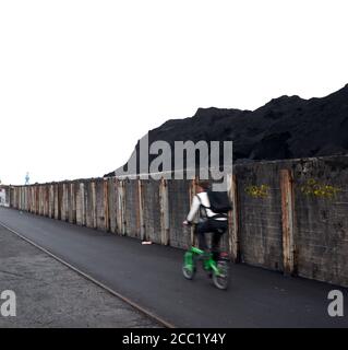 Allemagne, Offenbach, des cyclistes passant de mur de béton Banque D'Images