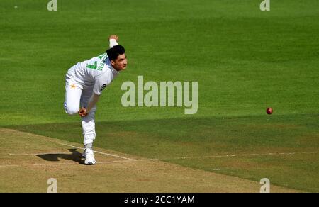 Le bowling de Naseem Shah au Pakistan pendant le cinquième jour du deuxième match de test au Ageas Bowl, à Southampton. Banque D'Images