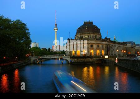 Allemagne, Berlin, Musée de Bode de vue et la tour de télévision à rivière Spree Banque D'Images